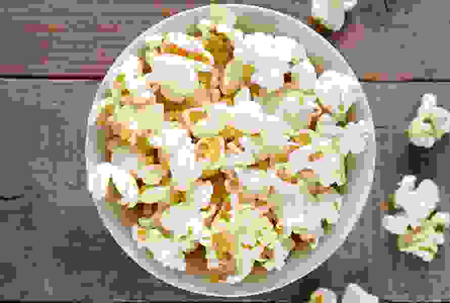 Popcorn appena preparato in una ciotola bianca – a basso contenuto di grassi e perfetto per una serata TV attenta alle calorie

