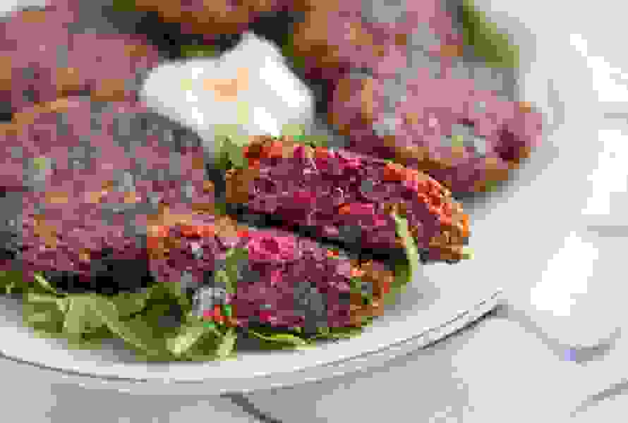 Frittelle colorate con barbabietola rossa, cavolo riccio e semi di lino – ricche di nutrienti e gustose, adatte dagli 11 mesi

