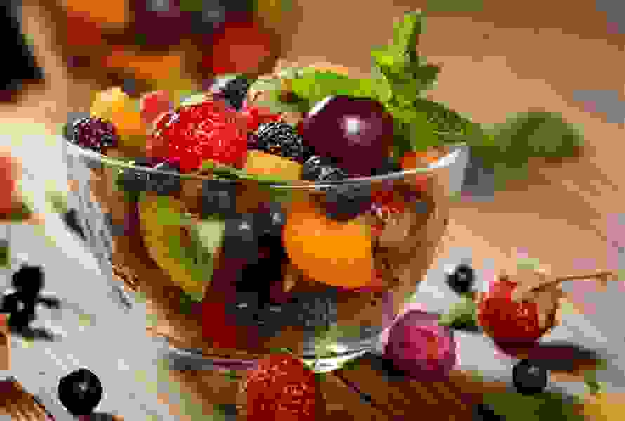 Bunter Obstsalat in einer Glasschale – ideal mit Früchten der Saison, liefert viele Vitamine und Ballaststoffe für Zwischendurch.