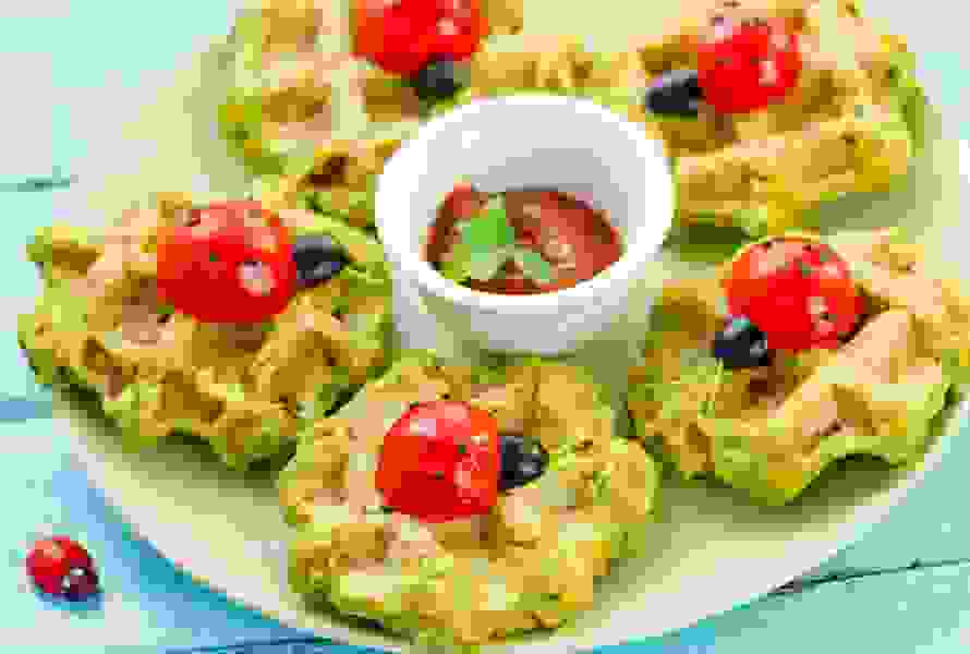 Waffle leggermente cotti con zucchine grattugiate, uovo, fiocchi d’avena e cipollotti – adatti dai 9 mesi

