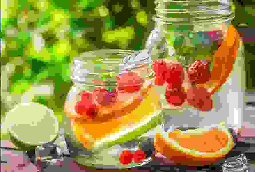 Erfrischendes Wasser mit Himbeeren, Zitrusfrüchten und Beeren – kalorienarm und abwechslungsreich.