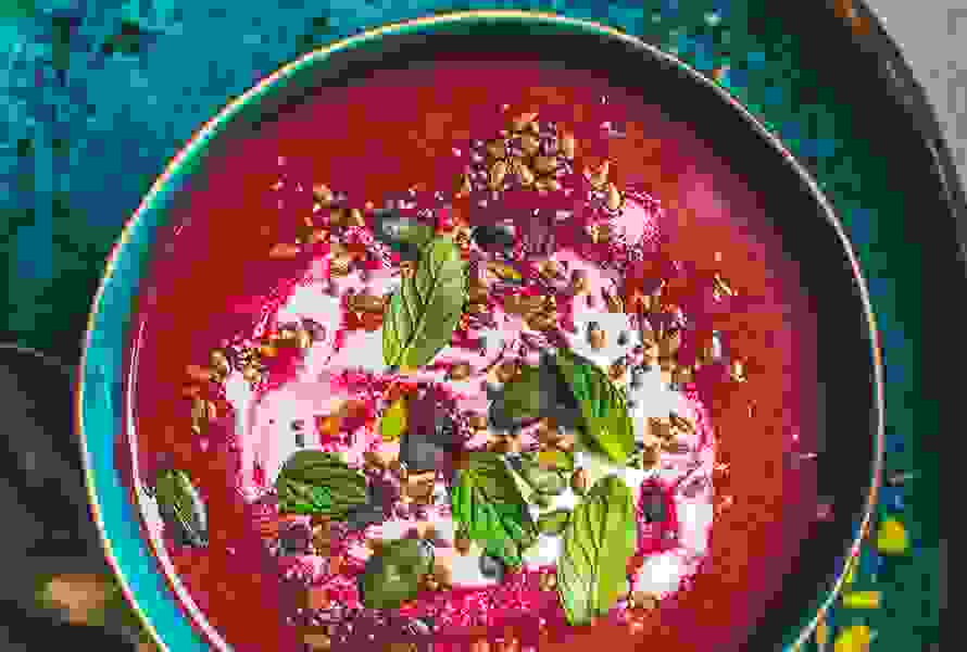 Eine kalte Randen-Suppe mit Sauerrahm und Kernen – schnell zubereitet und ideal für warme Tage.