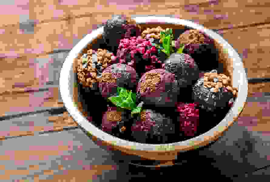 Bunte Auswahl an Energyballs in einer Schüssel – handlich, sättigend und vollgepackt mit wertvollen Zutaten.