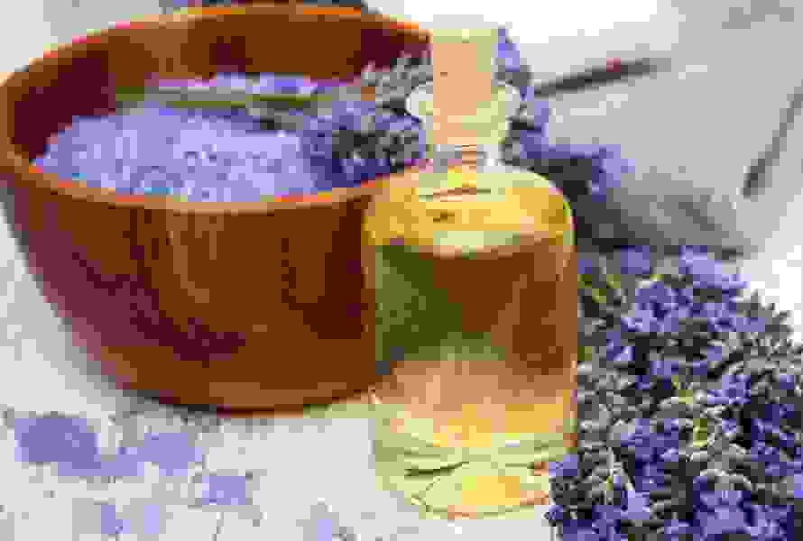 Dieses selbst gemischte Öl vereint beruhigenden Lavendel mit frischer Melisse – perfekt für ein wohltuendes Bad nach einem langen Tag.
