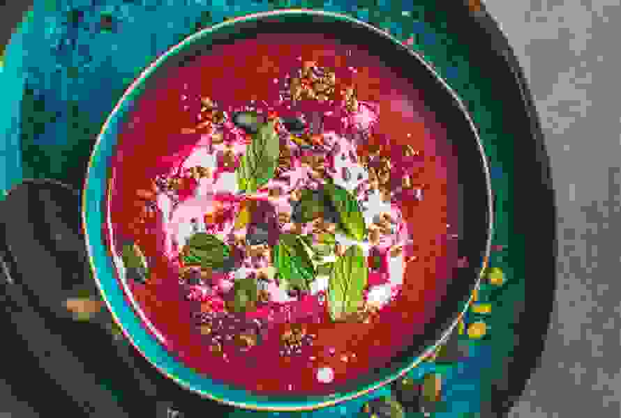 Questa zuppa fredda con barbabietole cotte non è solo gustosa, ma fornisce anche prezioso ferro per avere più energia nelle giornate calde.

