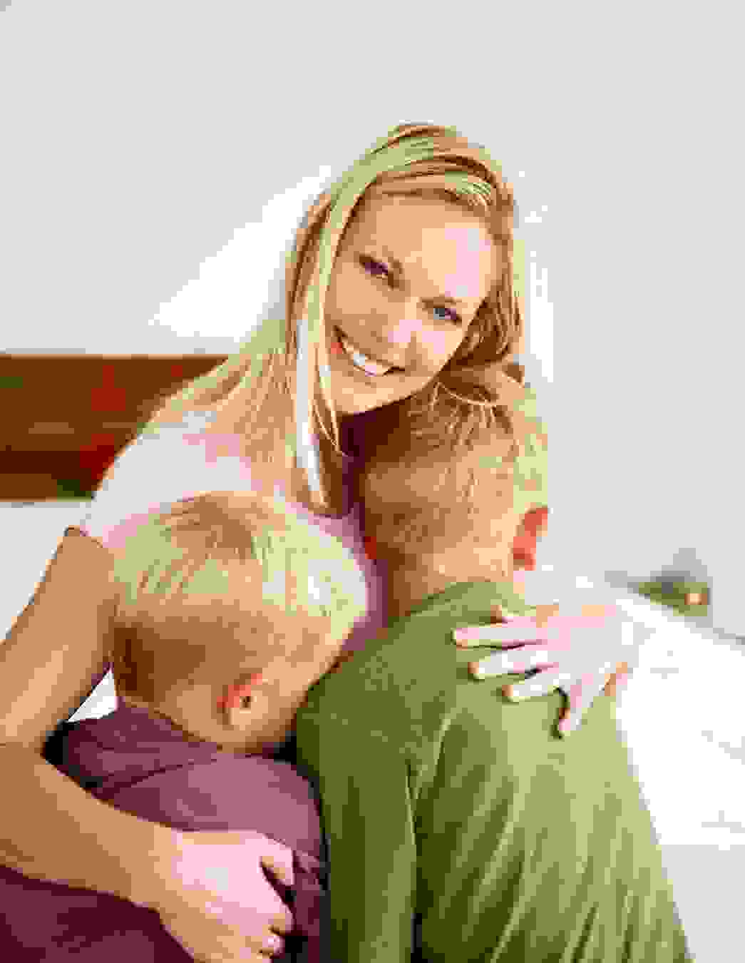 Quando la madre si ammala, la vita quotidiana della famiglia Schmid vacilla. Grazie a un sostegno solidale, è possibile trovare sollievo.

