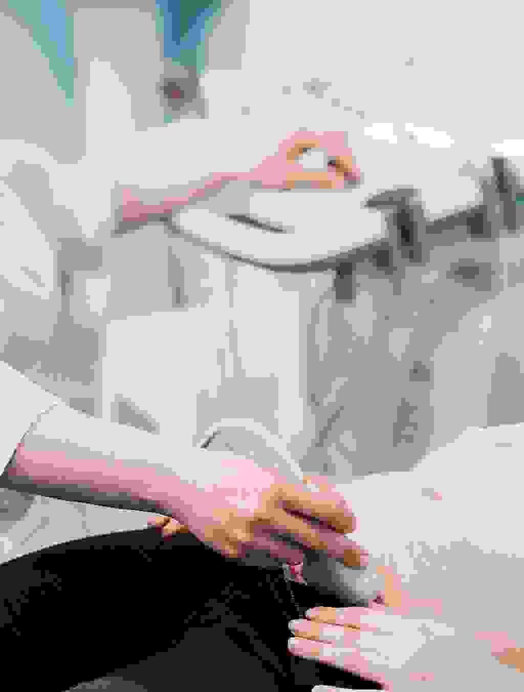 Eine Ärztin führt einen Ultraschall durch. Die werdende Mutter erlebt den ersten Blick auf ihr ungeborenes Kind.
