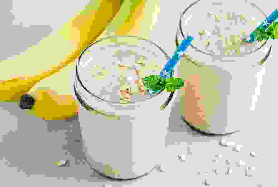 Süsser Shake mit Mandelmilch, Banane, Magerquark, Haferflocken und Zimt – ideal für Energie und Ballaststoffe.