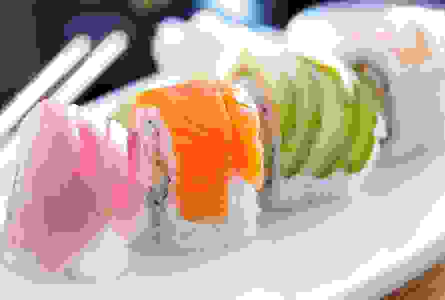 Eine weisse Platte mit verschiedenen Sushi-Stücken – Rohfisch und ungekochte Speisen sind in der Schwangerschaft zu meiden.