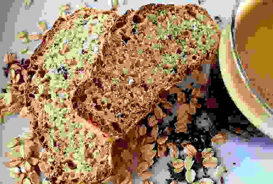 Ein einfaches, schnell gemachtes Brot ohne Hefe – mit Dinkelmehl, Reismilch und einer Portion gesunder Körner wie Hafer, Leinsamen oder Chia.