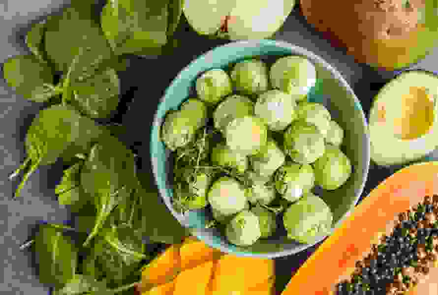 Les légumes à feuilles, le son et la papaye fournissent un folate précieux. En complément, vous devriez prendre des suppléments d’acide folique – en particulier avant et pendant les premières semaines de grossesse.
