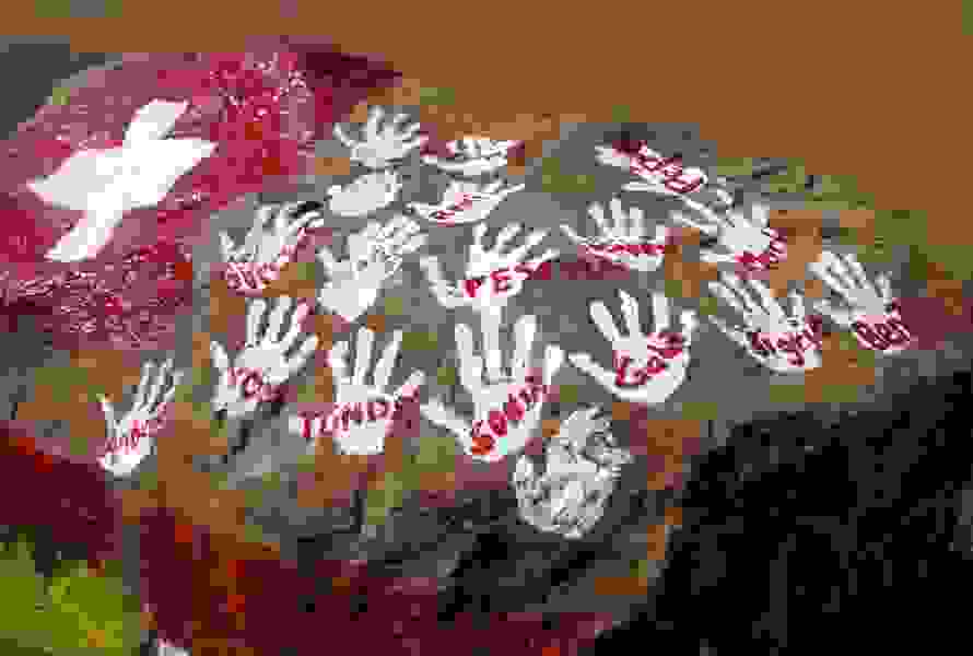Ein grosser Stein mit Fingerabdrücken und Namen des Bauteams – ein stilles Zeichen für gelebte Verbundenheit und gemeinsames Engagement.
