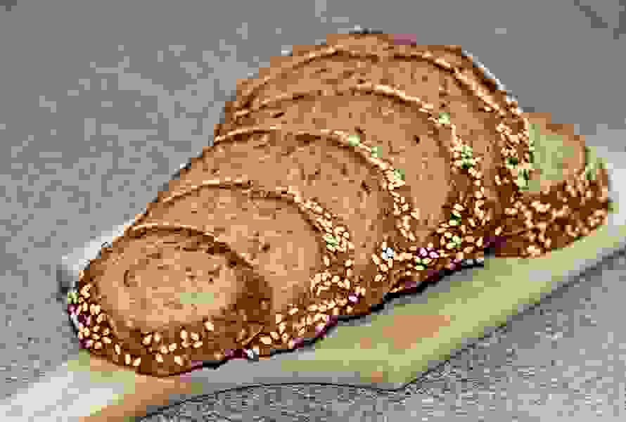 Pane saporito con farina semibianca, spennellato con acqua e miele e cosparso di sesamo. Morbido dentro, croccante fuori – ideale per il brunch della domenica.


