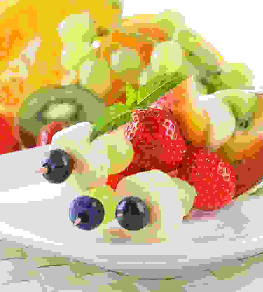 Gli spiedini di frutta rendono il cibo sano più interessante per i bambini. Rimanga nelle vicinanze – gli stecchini di legno comportano un rischio di infortunio.

