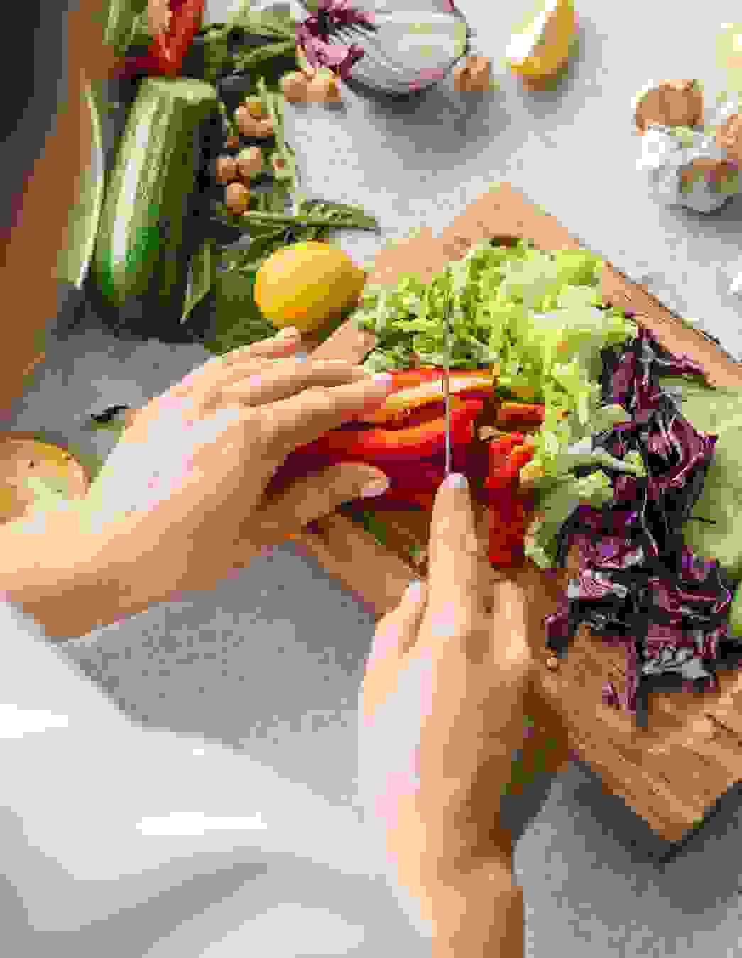 Pendant la grossesse, les besoins en nutriments augmentent – mais pas ceux en calories. Découvrez comment une alimentation équilibrée soutient votre bien-être et le développement de votre enfant.

