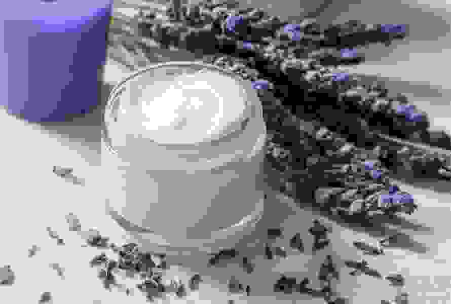 La lavanda calma la pelle irritata e sprigiona un profumo piacevole e naturale. Una cura benefica per il corpo e i sensi.


