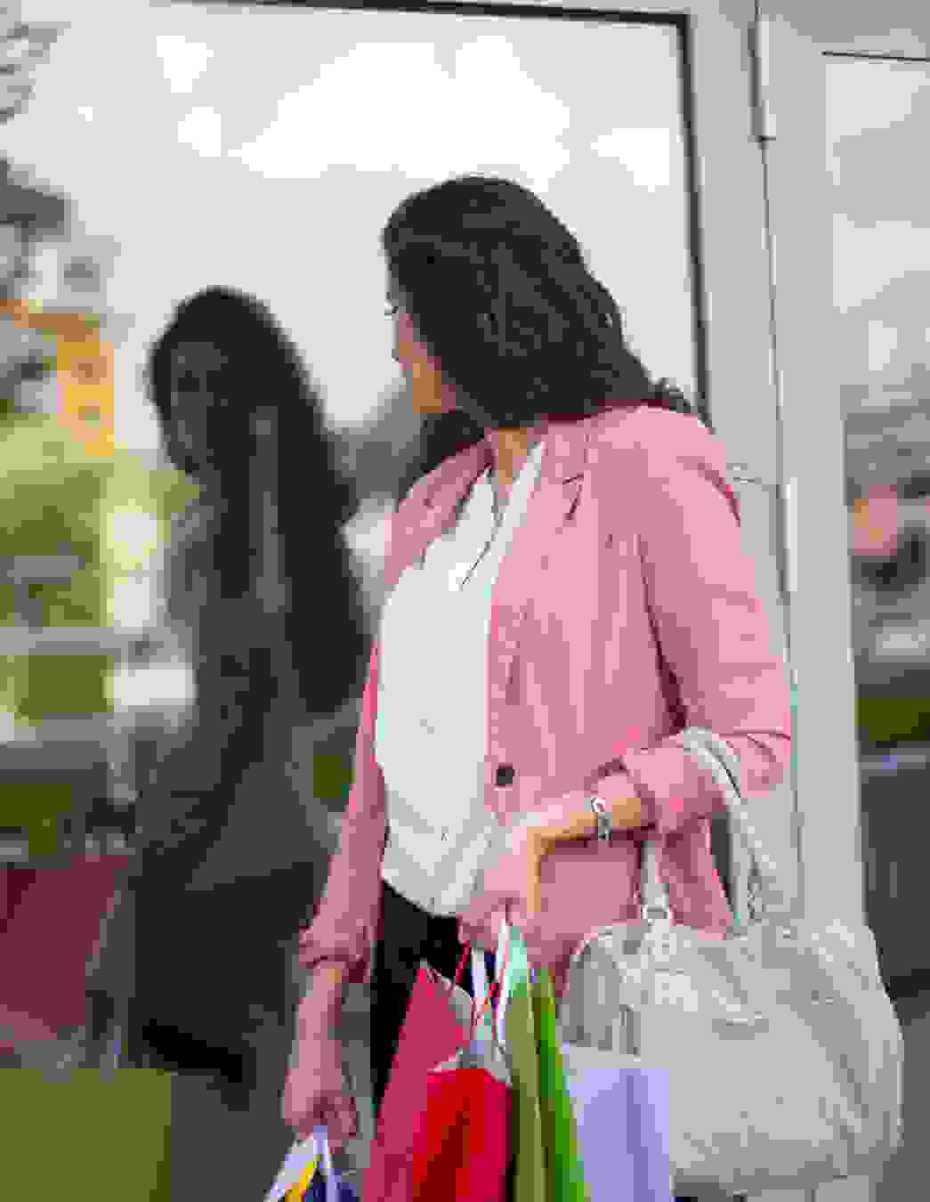La signora Burgener fa shopping per sentirsi meglio. Ma l’effetto dura poco. Solo una terapia le dà nuova speranza – con il sostegno di Dono del cuore.


