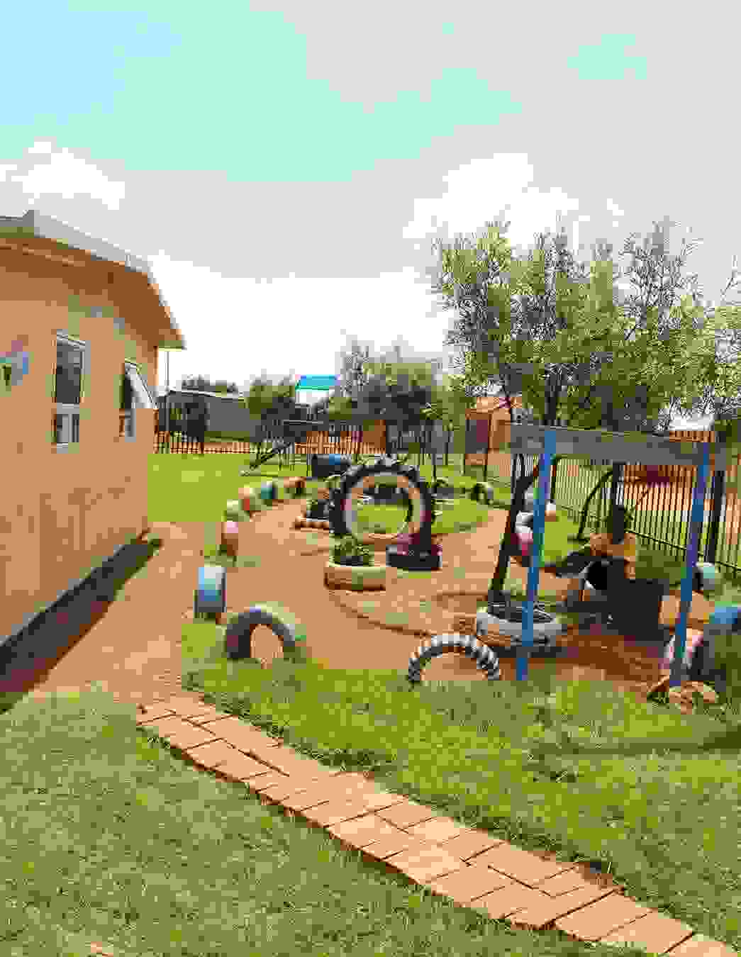 Ein Blick auf den liebevoll gestalteten Spielplatz der Kita Nkululeko – ein Ort, der tägliche Freude und sicheres Spielen ermöglicht.