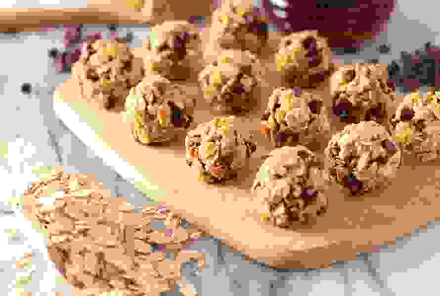 Powerballs mit Haferflocken, Erdnussbutter, Datteln und dunkler Schokolade, verfeinert mit Kümmelsamen – ein köstlicher Energiespender für die Stillzeit.