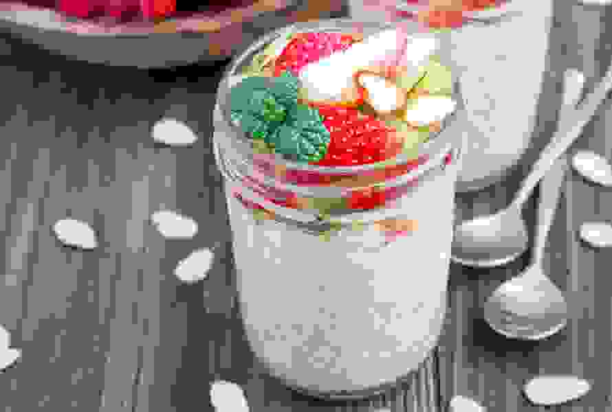 Ein Glas Porridge, garniert mit Erdbeeren, Kiwi und Mandelscheiben. Ein nährstoffreicher Start in den Tag – oder eine sanfte Zwischenmahlzeit mit langanhaltender Sättigung.