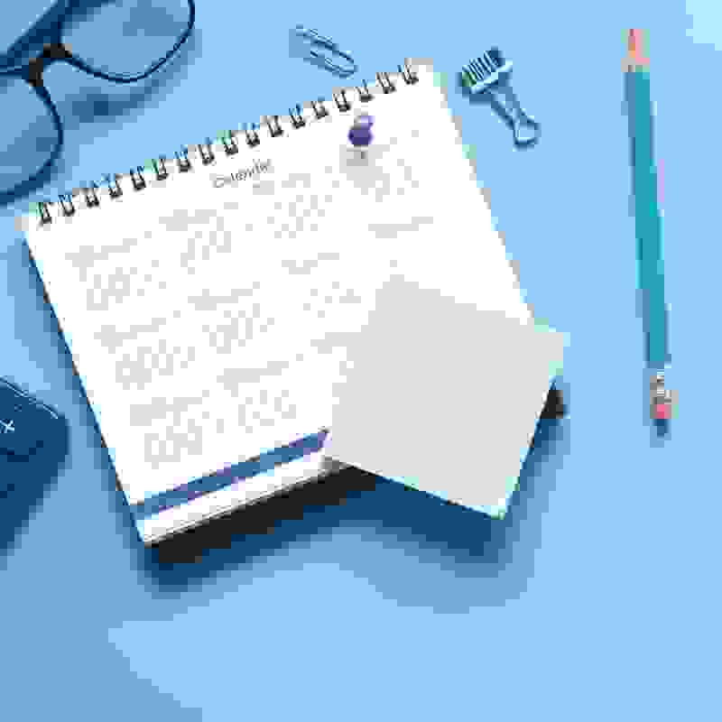 Un calendario con appunti e materiale per scrivere – è importante tenere d’occhio le scadenze di carenza o per la richiesta di rimborso.