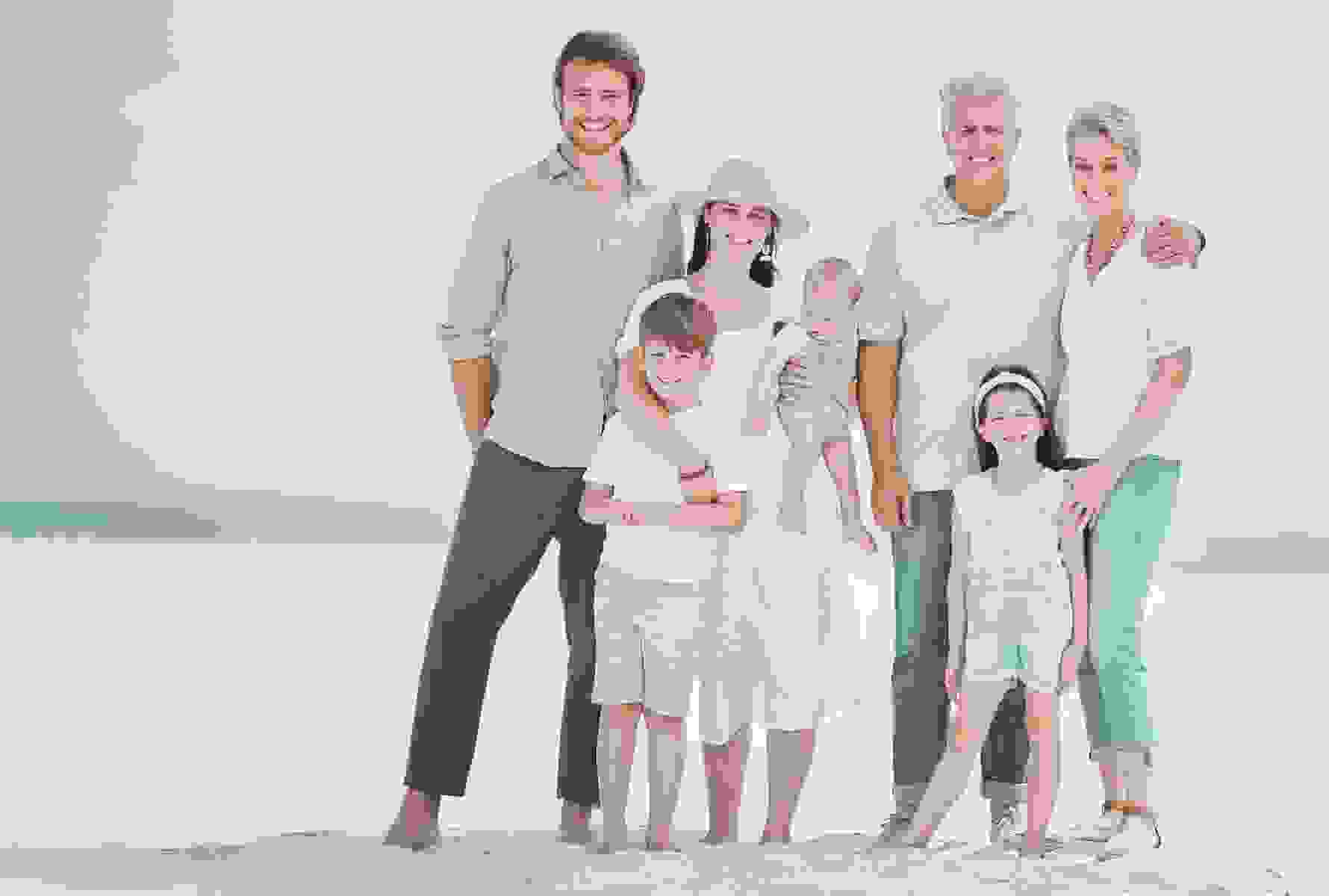 Trois générations sont réunies sur une plage. L’image représente l’engagement intergénérationnel de PRO LIFE : pour les familles, les enfants, les parents et les grands-parents.