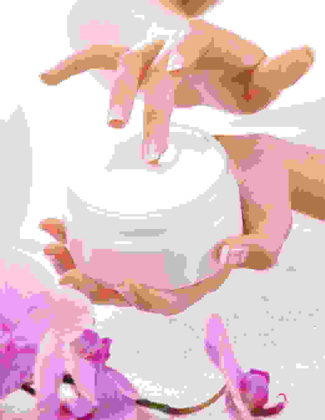 Conservanti, profumi, aria secca del riscaldamento: concedete alla vostra pelle una pausa rigenerante con creme per le mani fatte in casa, preparate con ingredienti naturali di alta qualità.

