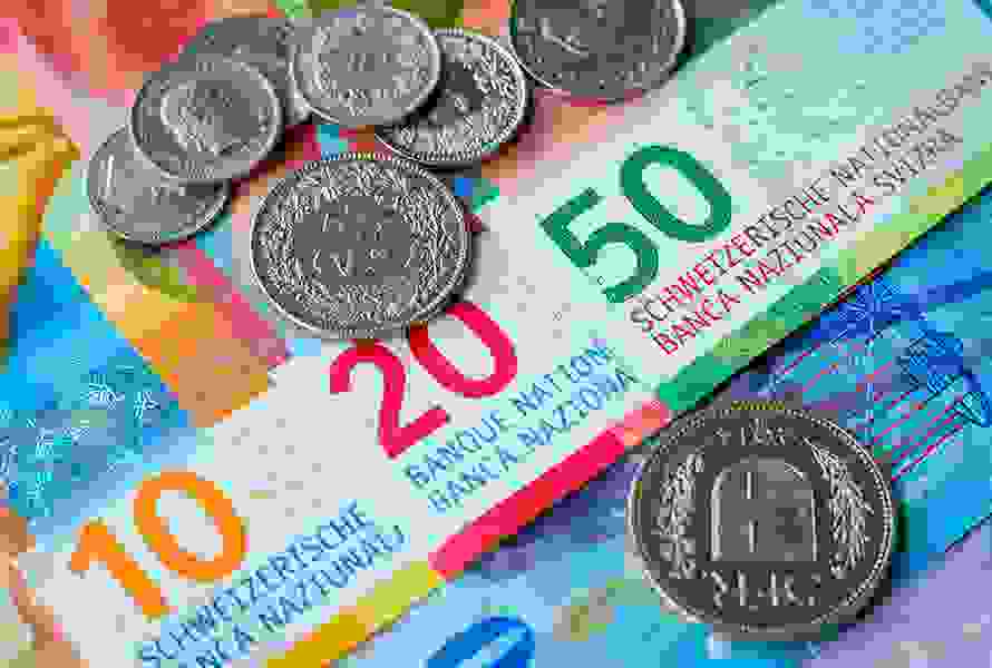 Schweizer Banknoten und Münzen – als Unterstützung für die Erstlingsausstattung erhalten PRO LIFE-Mitglieder 400 Franken pro Geburt.