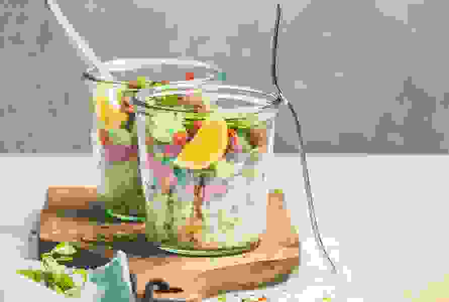 De la sauce à salade jusqu’aux noix: grâce au bon ordre des couches, tout reste frais et croquant. Ainsi, votre salade en bocal se conserve plusieurs jours au réfrigérateur – parfait pour vos déplacements ou la fin de journée.

