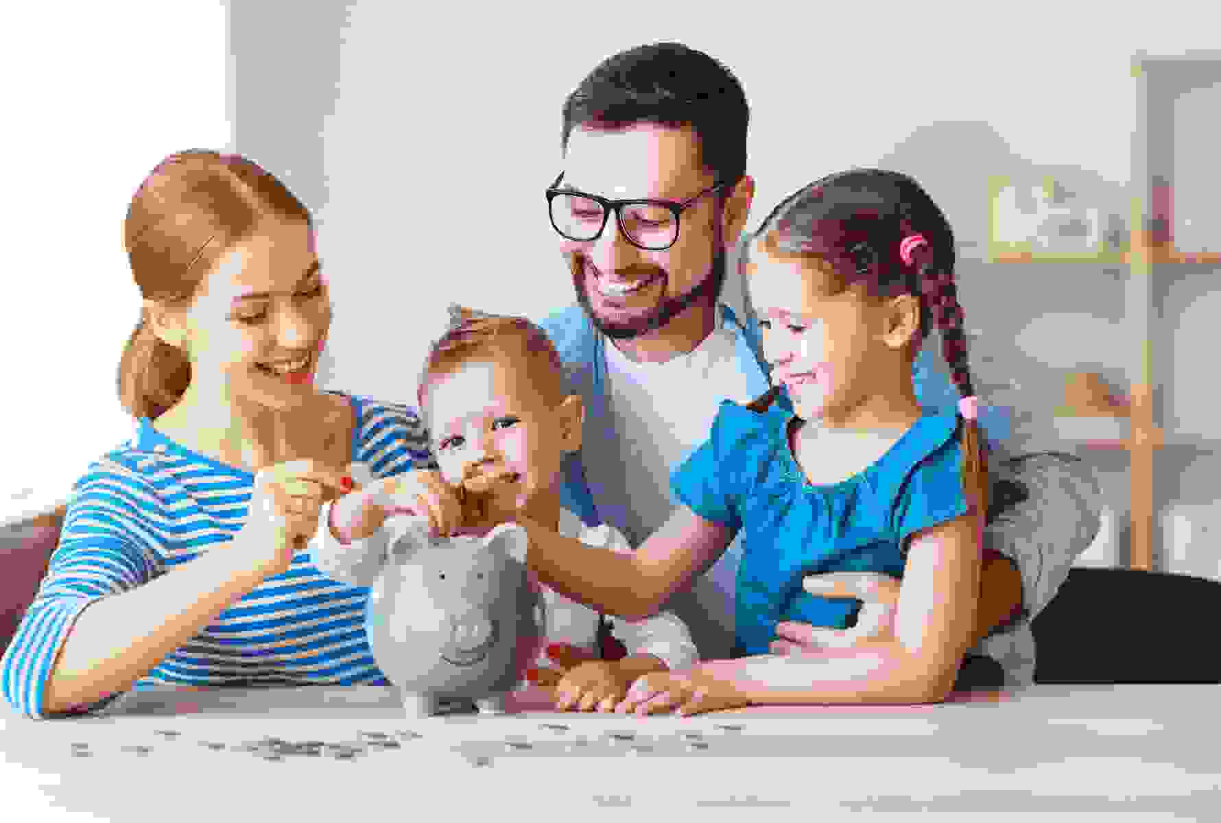Une famille met ensemble des pièces dans une tirelire – une image du soulagement financier que PRO LIFE apporte concrètement aux familles.