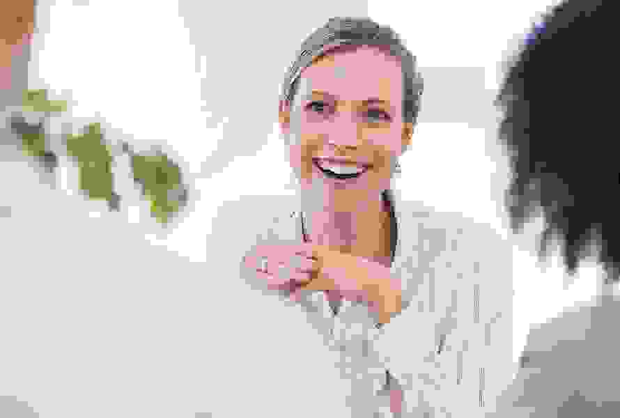 Eine Beraterin erklärt einem werdenden Elternpaar die Möglichkeiten zur vorgeburtlichen Krankenkassenanmeldung – frühzeitige Information lohnt sich.