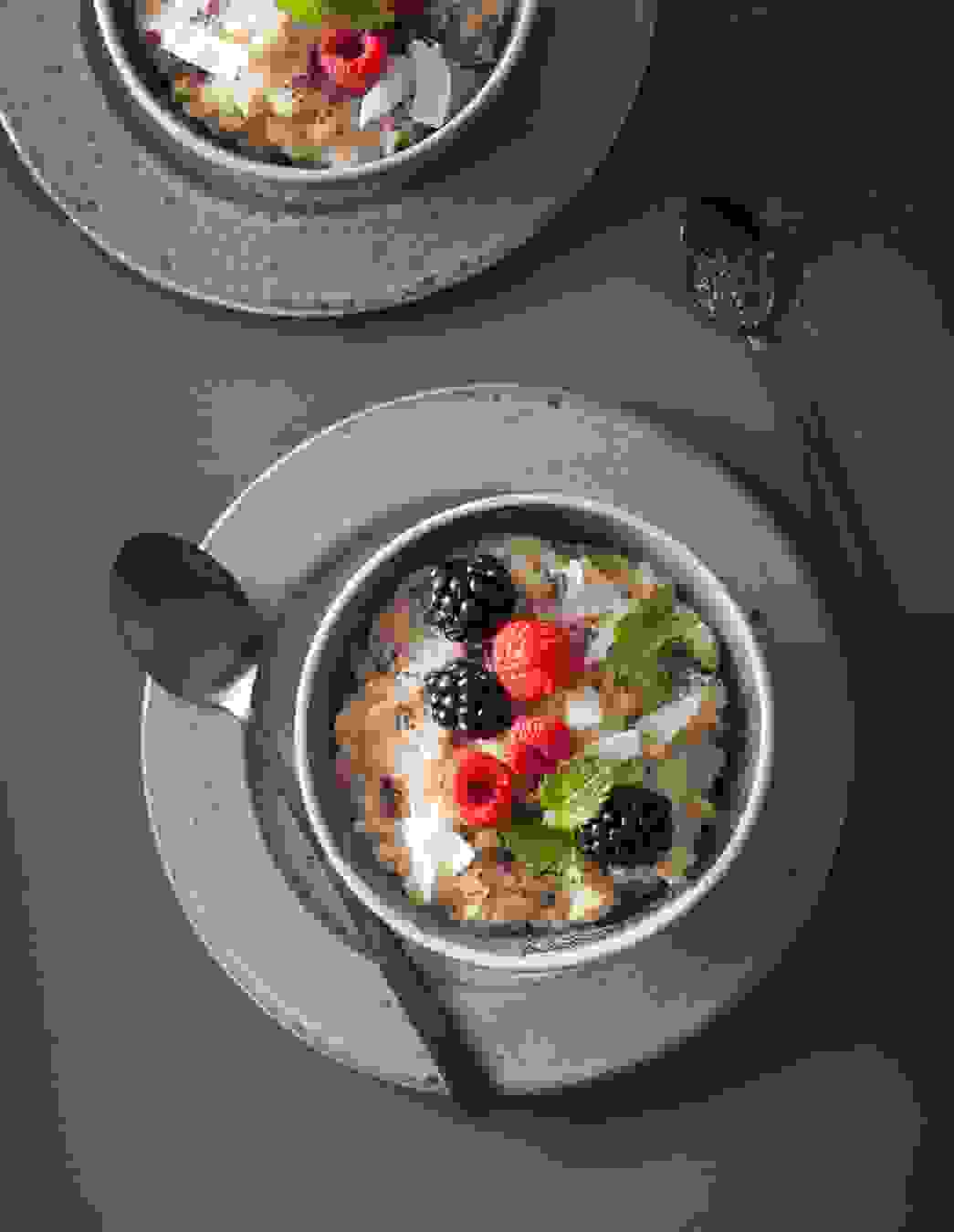 Haferbrei ist schnell zubereitet, sättigend und vielseitig. Ob als süsse Variante, pikant gewürzt oder als Overnight Oats – so wird jede Mahlzeit zur gesunden Genusszeit.