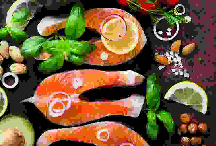 Roher Lachs ist eine gute Omega-3-Quelle, sollte aber während der Schwangerschaft gut gegart werden, um Infektionsrisiken zu vermeiden.