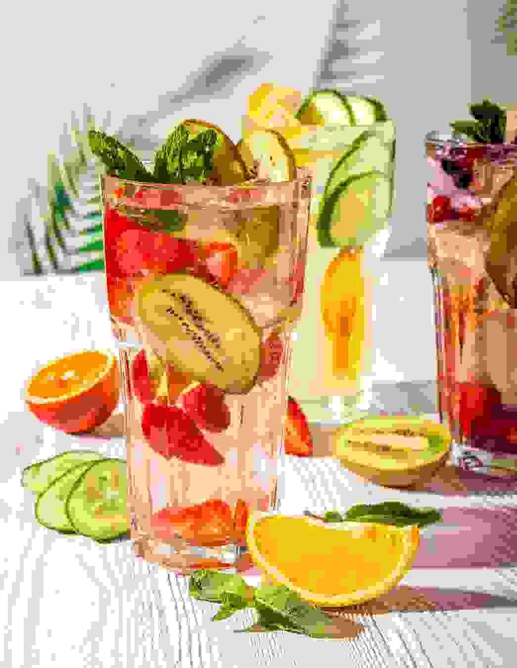 Verfeinern Sie Ihr Wasser mit frischen Früchten, Gemüse und Kräutern. So genießen Sie eine leckere, gesunde Erfrischung ohne Zucker und mit vielen Vitaminen.