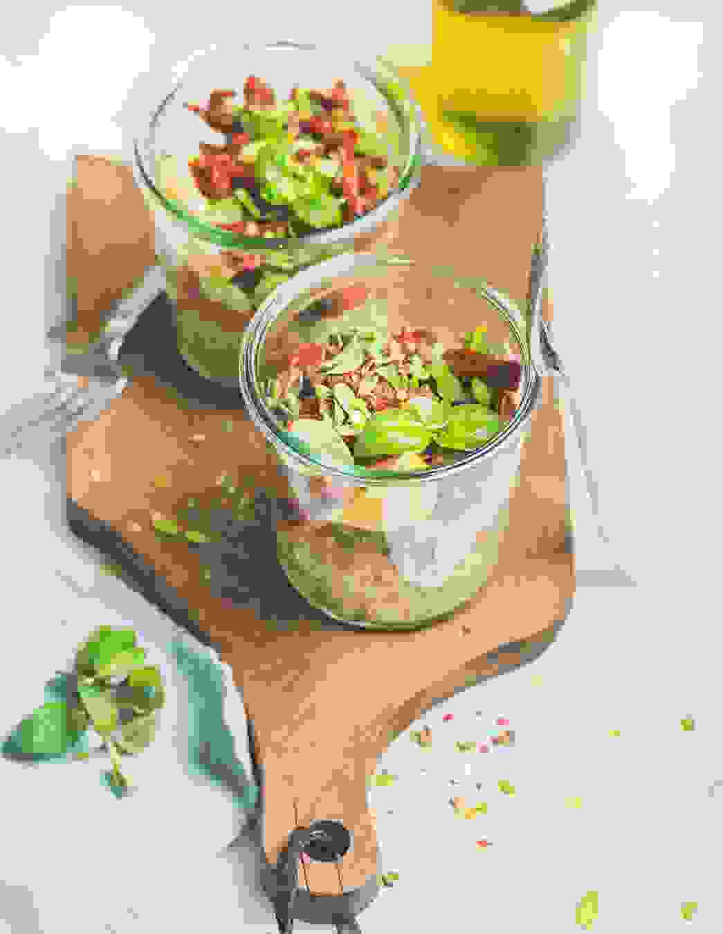 Que ce soit pour le bureau ou en déplacement – avec la salade en bocal, vous avez toujours à portée de main un repas sain, rassasiant et surtout savoureux. Facile à préparer et idéal pour les journées chaudes.

