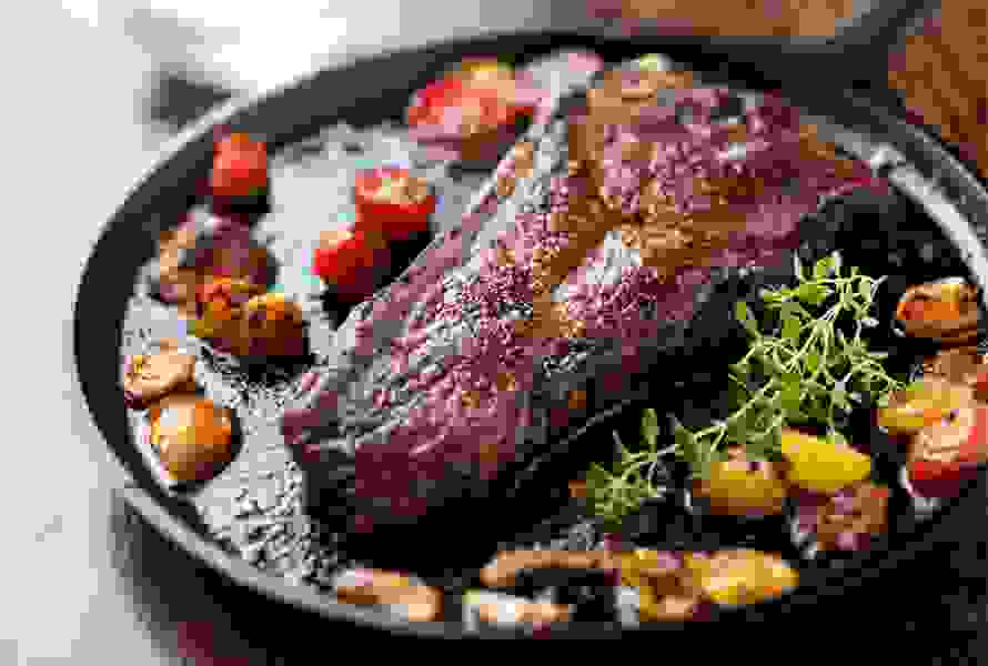 Rotes Fleisch liefert viel Eiweiss und Eisen – wichtig für die Blutbildung. Bitte immer gut durchgaren, um das Risiko einer Toxoplasmoseinfektion zu vermeiden.