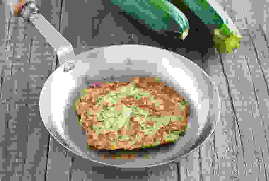 Frittelle croccanti con zucchine grattugiate, patate e fiocchi d’avena – uno spuntino delicato per i piccoli buongustai

