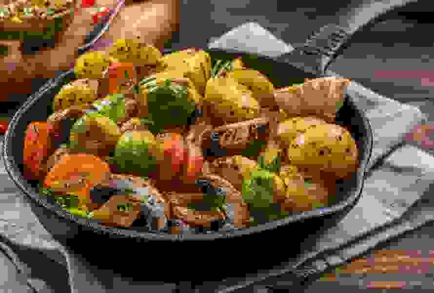 Ein herzhafter Mix aus Kartoffeln, Rosenkohl, Rüebli und Champignons, verfeinert mit Knoblauch und Rosmarin. Perfekt für kalte Abende – nährstoffreich, wärmend und einfach lecker.