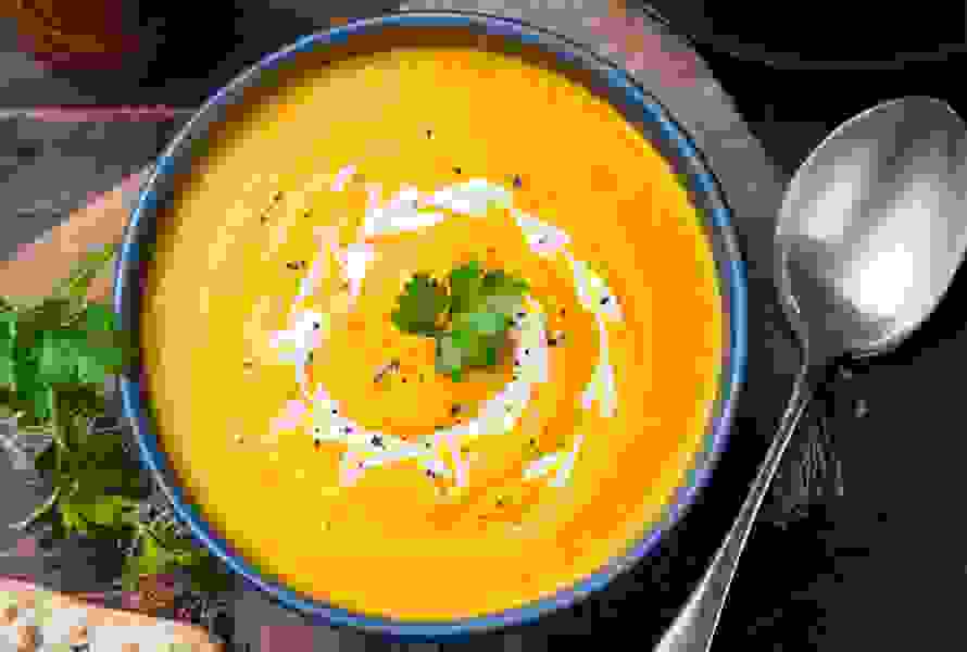 Carottes, gingembre, oignons et notes de citron donnent une soupe douce, facile à préparer et idéale à savourer pendant la grossesse.

