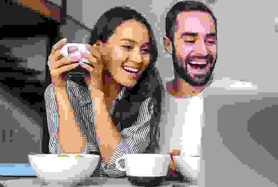 Un jeune couple regarde ensemble et avec intérêt un ordinateur portable – découvrez nos publications.