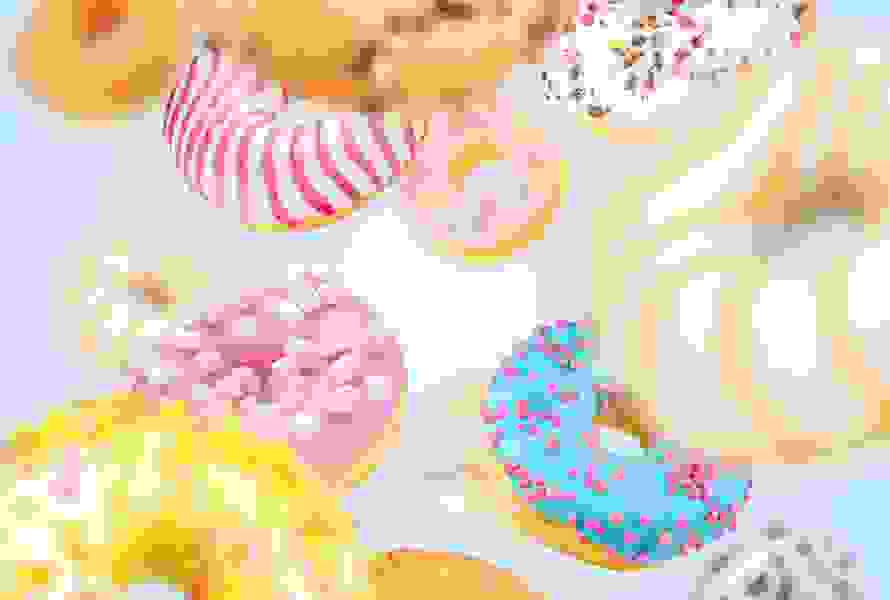 Leckere Donuts mit farbenfrohen Glasuren und Dekorationen – jedoch nicht geeignet als gesunder Snack bei Heisshunger