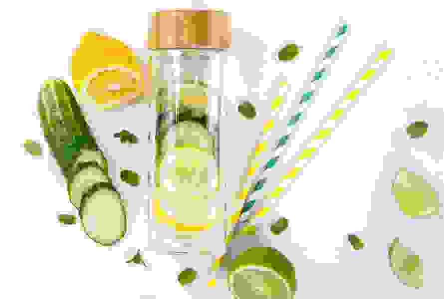 Concombres à salade avec des rondelles de citron ou de lime, aromatisés avec du basilic, de l’aneth, de la menthe ou du romarin. Le gingembre aide en plus à soulager les nausées matinales.

