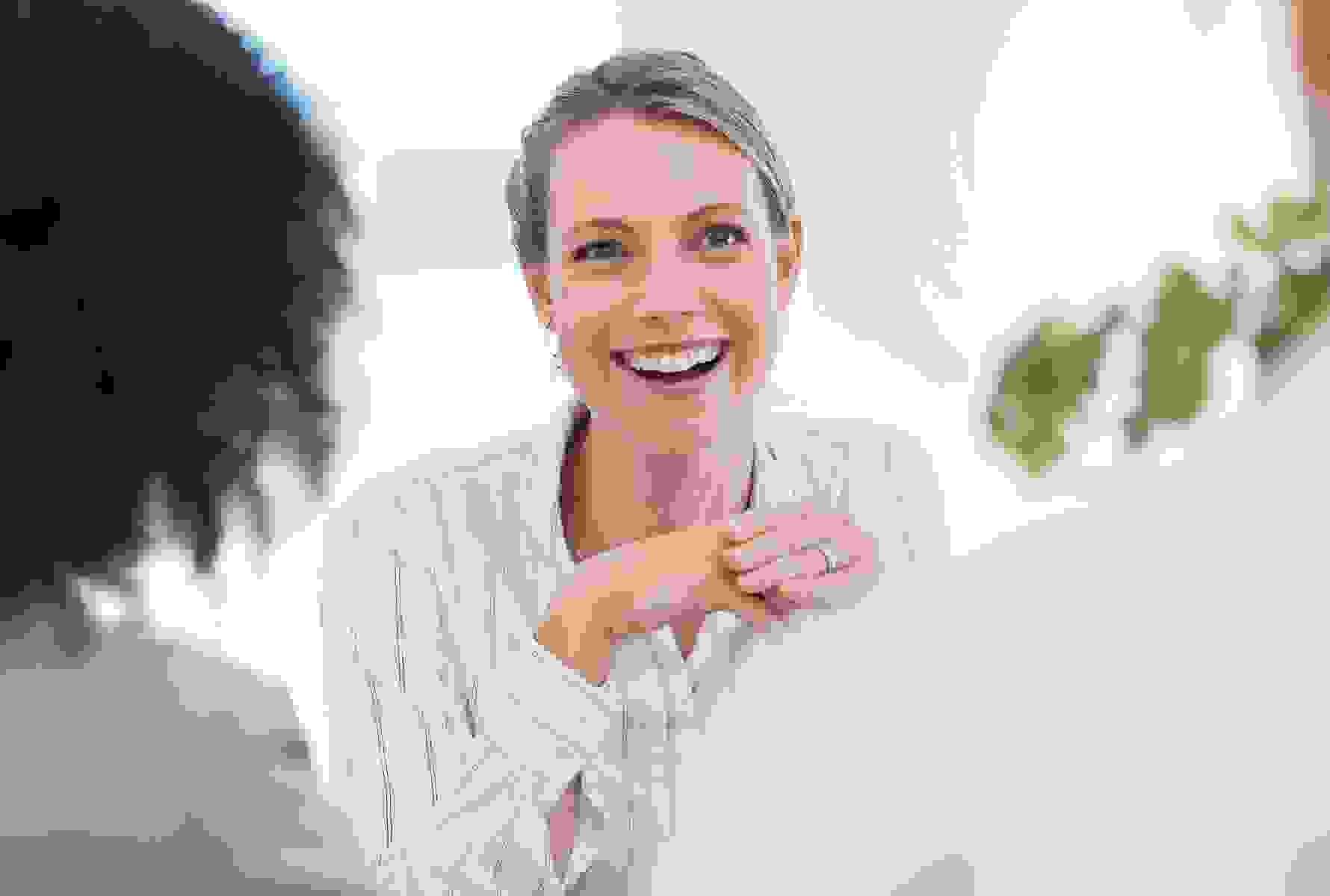 Eine Beraterin im Gespräch mit einem Paar – bei PRO LIFE steht persönliche, kompetente Beratung durch PRO VITA AG im Mittelpunkt.