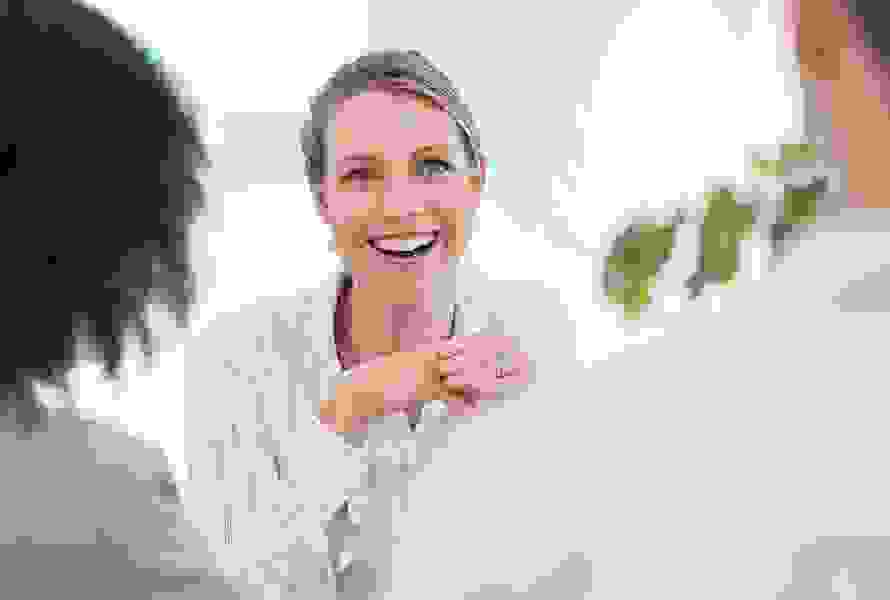 Eine Beraterin im Gespräch mit einem Paar – aufmerksam, zugewandt und lösungsorientiert.