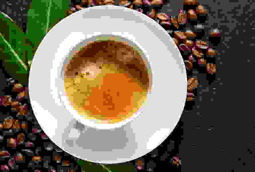 Kaffee, Energy-Drinks und koffeinhaltige Limonaden sollten Sie einschränken, um die Entwicklung Ihres Kindes nicht zu gefährden.