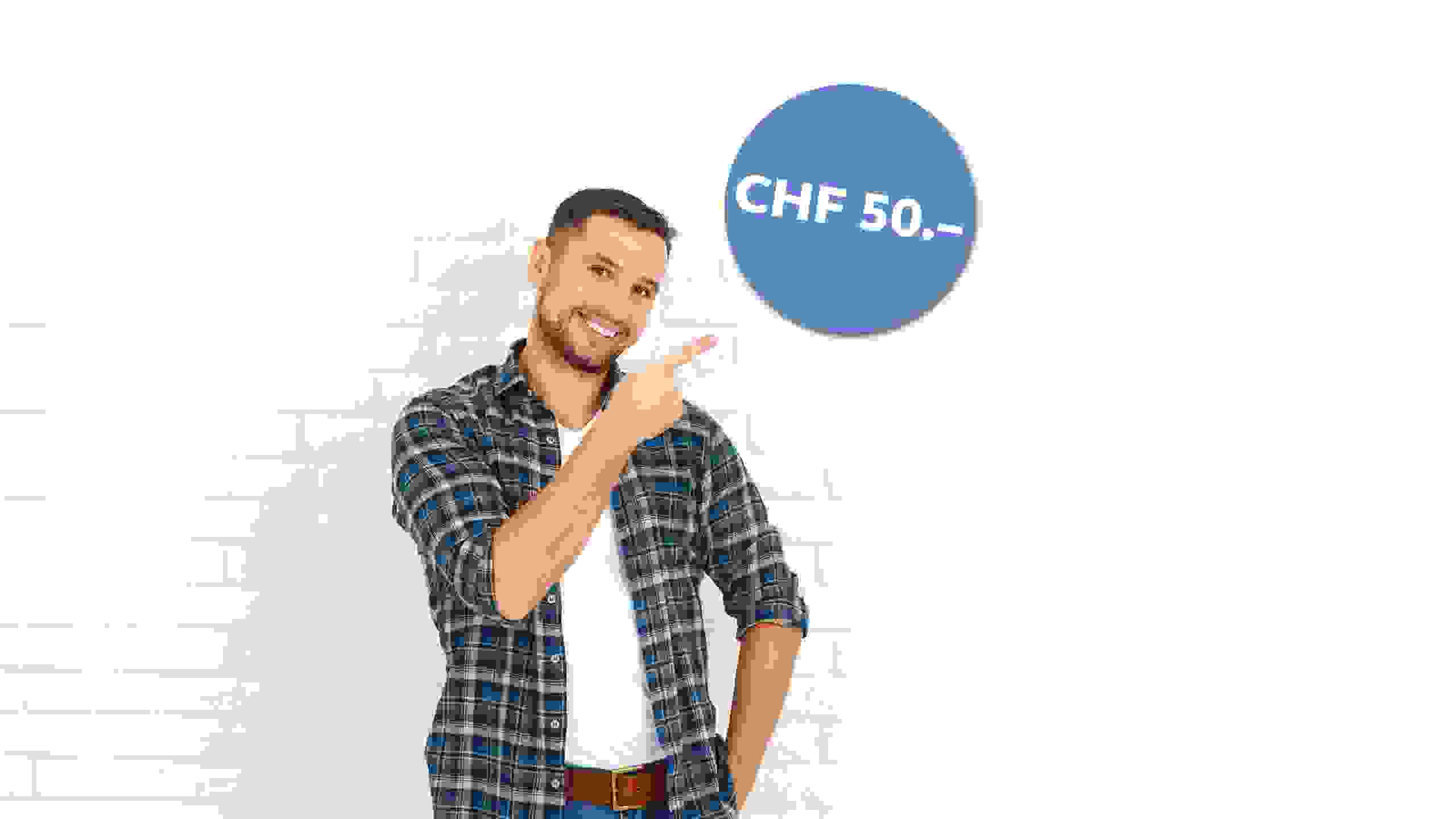 Un jeune homme pointe vers un grand cercle bleu avec l’inscription «CHF 50.–». L’image symbolise la reconnaissance que vous recevez pour votre engagement.