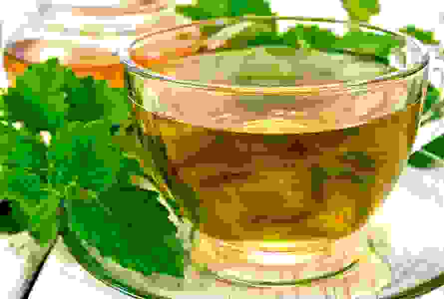 Tazza di tisana per l’allattamento con foglie di melissa, finocchio e ortica – una miscela delicata per un allattamento sereno e un maggiore flusso di latte.