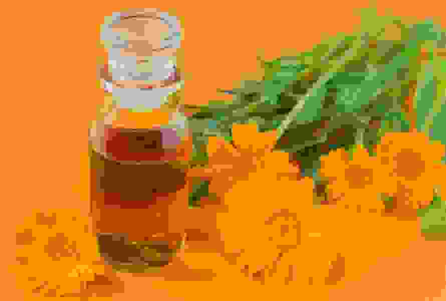 Pflegend und regenerierend – das leuchtend orange Badeöl mit Ringelblume und Weizenkeimöl eignet sich ideal zur Hautpflege, besonders in der Schwangerschaft.