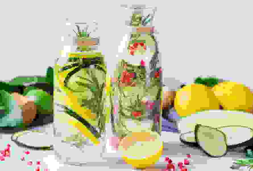Boire 1,5 à 2 litres de liquide par jour est idéal. Il est préférable de consommer de l’eau ou du thé non sucré. Évitez l’alcool et les boissons contenant de la quinine, comme le Bitter Lemon.