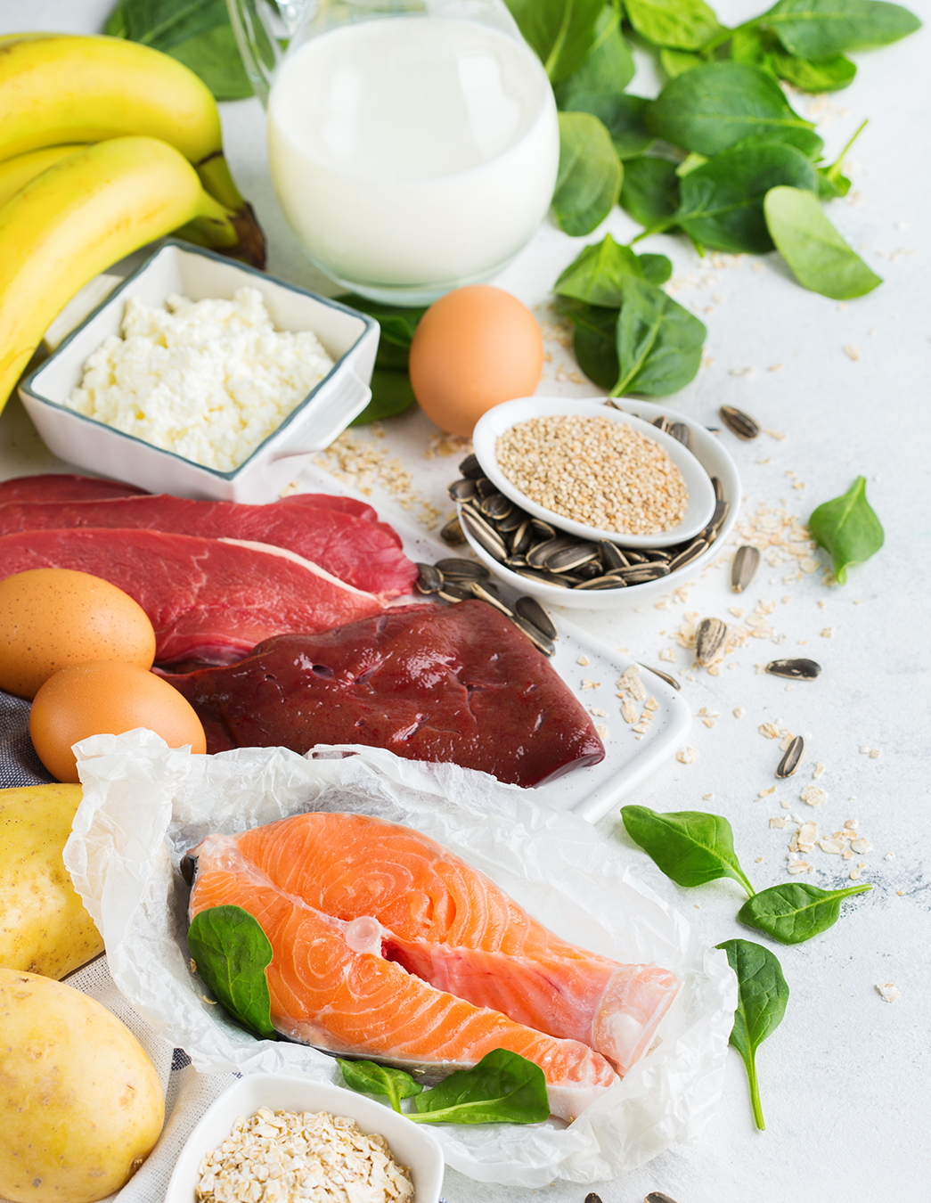 Jodreiche Lebensmittel für Schwangere Lachs, Eier, Milch, Hüttenkäse, Kartoffeln und Blattspinat liefern wertvolles Jod und weitere wichtige Nährstoffe für die Schwangerschaft. Sie tragen zu einer ausgewogenen Ernährung von Mutter und Kind bei.